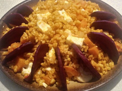 zeleninovy_bulgur_s_balkanskym_syrem_a_cervenou_repou.jpg